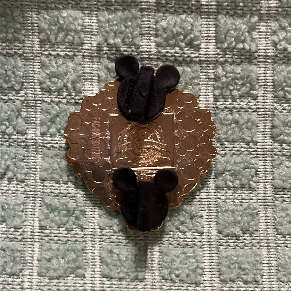 Disney Cinderella Heart-Shaped Trading Enamel Pin - Picture 3 of 3